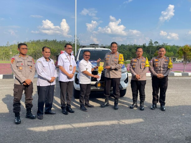 PENYERAHAN MOBIL : Penjabat Bupati Gunung Mas Herson B Aden menyerahkan satu mobil ke Kapolres Gumas AKBP Theodorus P Santosa di halaman mapolres setempat, Rabu sore (30/10/2024).