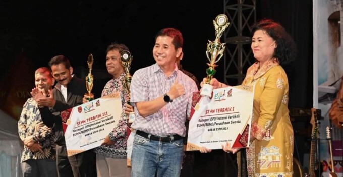 PEMENANG : Sekretaris Daerah Kotawaringin Barat Rodi Iskandar menyerahkan trofi kepada pemenang lomba pada penutupan Kobar Expo 2024, Sabtu (2/11/2024).