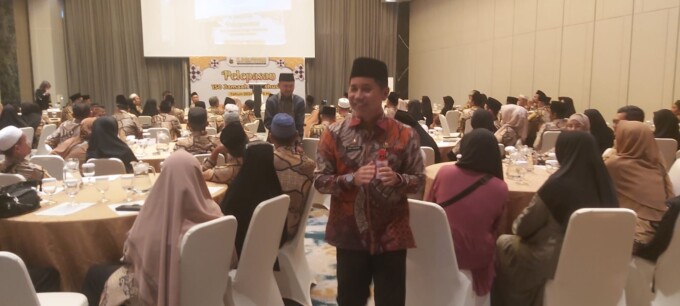 MENGHADIRI : Sekretaris Daerah Kotawaringin Barat Rodi Iskandar saat menghadiri suatu kegiatan bersama masyarakat, beberapa waktu lalu.