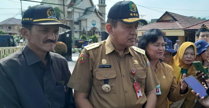 BERI KETERANGAN : Penjabat Bupati Kotawaringin Barat Budi Santosa didampingi ketua dewan setempat memberikan keterangan kepada awak media, beberapa waktu lalu.