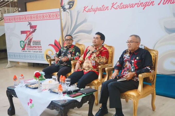 HADIR : Pejabat Sementara Bupati Kotawaringin Timur Shalahuddin didampingi Pj Sekretaris Daerah Sanggul Lumban Gaol dan Kepala DPMD Raihansyah saat menghadiri acara di aula rumah jabatan bupati setempat, belum lama ini.