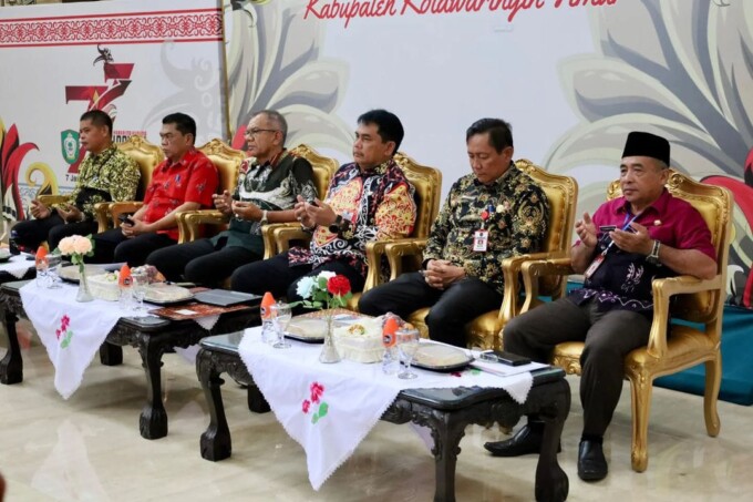 RAPAT KOORDINASI: Pjs Bupati Kabupaten Kotim H.Shalahuddin saat memimpin rapat koordinasi di aula Rumah Jabatan Bupati belum lama ini.