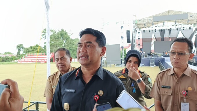 WAWANCARA : Pejabat Sementara Bupati Kotim Shalahuddin saat diwawancarai awak media, belum lama ini.