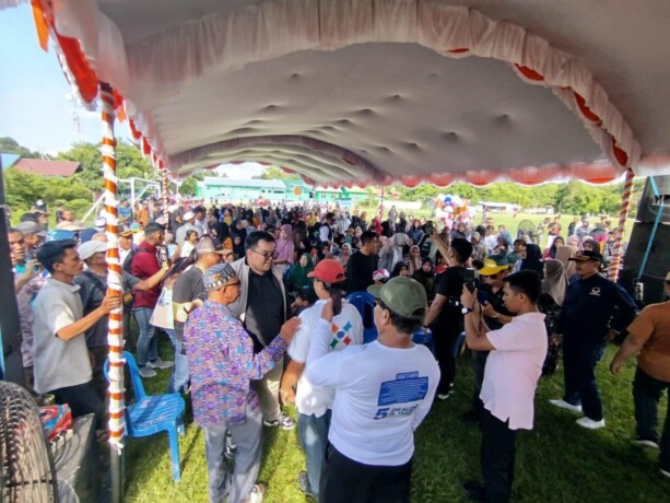 DISAMBUT WARGA : Calon Bupati Kapuas Dealdo Dwirendragraha Bahat disambut antisias warga Palingkau di Kecamatan Kapuas Murung, Selasa (5/11/2024).