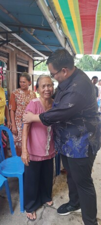 TERHARU : Dealdo Dwirendragraha Bahat disambut hangat salah satu warga Desa Ketimpun, Kecamatan Mantangai, dengan penuh haru, beberapa waktu lalu.