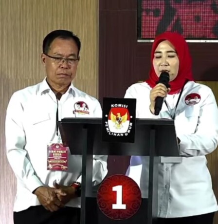 MENJAWAB - Calon Wakil Bupati Katingan Endang Susilawatie didampingi calon Bupati Katingan Sakariyas, ketika menjawab pertanyaan panelis dalam debat ke II di Gedung Rapat Paripurna DPRD Kabupaten Katingan, Rabu (13/11/2024).