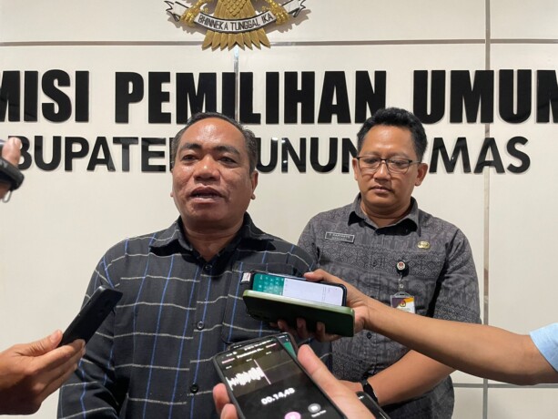 WAWANCARA : Ketua KPU Gunung Mas Elfrinst G Tumon saat diwawancarai awak media di KPU setempat, Jumat (22/11) lalu.