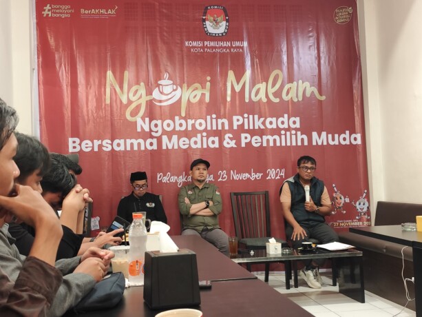 KEBERSAMAAN : KPU Kota Palangka Raya saat ngopi malam bersama awak media dan pemilih muda, Sabtu (23/11).
