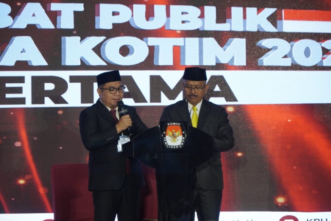DEBAT PUBLIK: Pasangan calon bupati dan wakil bupati, Sanidin - Siyono saat mengikuti debat publik yang digelar KPU Kotim, beberapa waktu lalu.