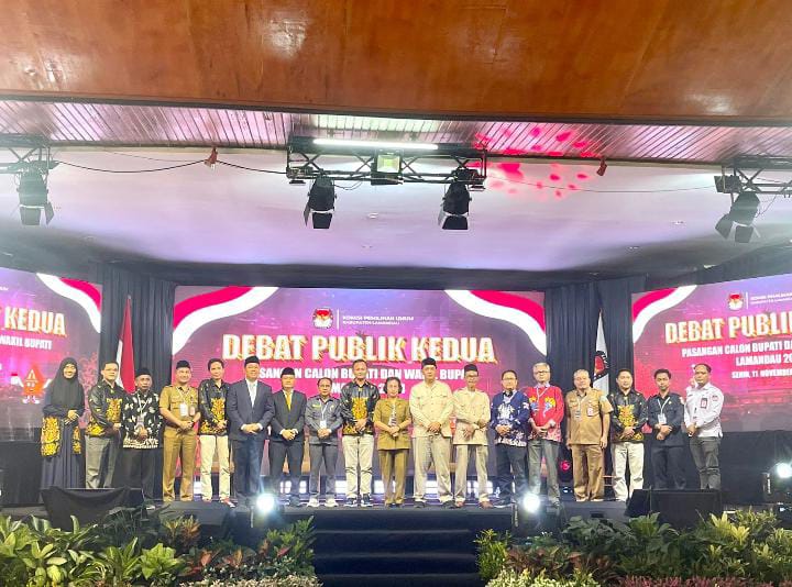 DEBAT PUBLIK : Pasangan calon kepala daerah foto bersama setelah debat publik kedua Pilkada Lamandau 2024, Senin (11/11/2024) lalu.
