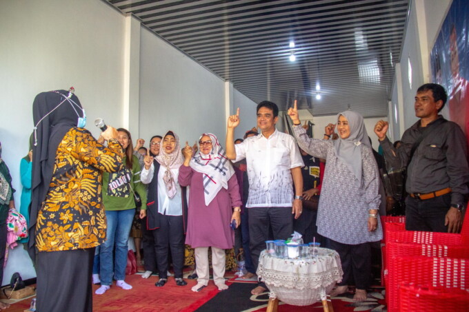 KOMPAK : Calon Wali Kota Palangka Raya Rojikinnor (baju putih) menghadiri hasupa hasundau di Jalan G Obos VII, Kota Palangka Raya, Kamis (31/10/2024) lalu.