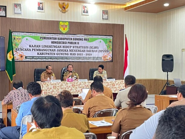 KONSULTASI PUBLIK: Asisten III Setda Gumas, Letus Guntur didampingi Kepala DLHKP Gumas, Rodi Aristo saat membuka kegiatan konsultasi publik di aula Inspektorat, Senin (4/11/2024).
