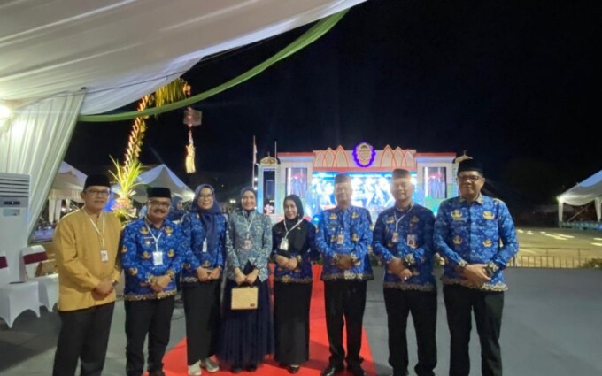HADIRI: Pj Bupati Gunung Mas (Gumas), Herson B Aden bersama kolega ketika menghadiri acara MTQ-VII KORPRI Tingkat Nasional Tahun 2024 di halaman Kantor Gubernur Kalteng, Senin (4/11/2024).