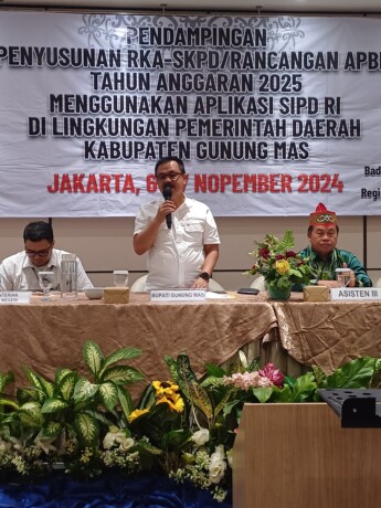 SAMBUTAN: Pj Bupati Gumas, Herson B Aden menyampaikan sambutannya pada kegiatan pendampingan terkait penyusunan RKA-SKPD tentang Rancangan APBD Tahun Anggaran(TA) 2025 di Jakarta, Rabu (6/11/2024).
