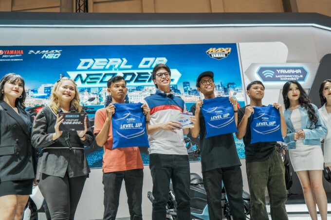 SERU: El Rumi mendadak menjadi sales Yamaha yang berkeliling area pameran IMOS. Bukan tanpa alasan, El sengaja berkeliling Hall 10 ICE BSD karena menawarkan sebuah program seru, yaitu “Deal Or NEO Deal”.