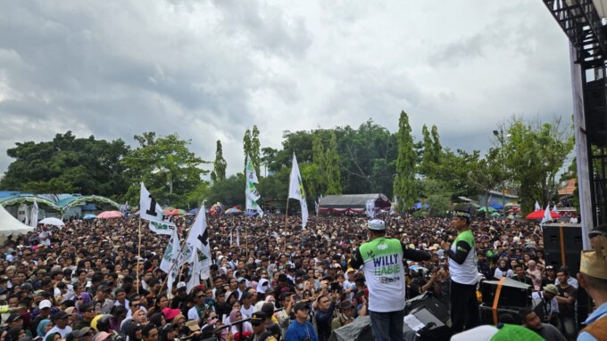 BANJIR DUKUNGAN : Pasangan calon nomor 01 Gubernur dan Wakil Gubernur Kalteng Willy Midel Yoseph (WMY) dan Habib Ismail Bin Yahya saat kampanye di Lapangan Bukit Ngalangkang, Kuala Kapuas, Sabtu (23/11/2024).