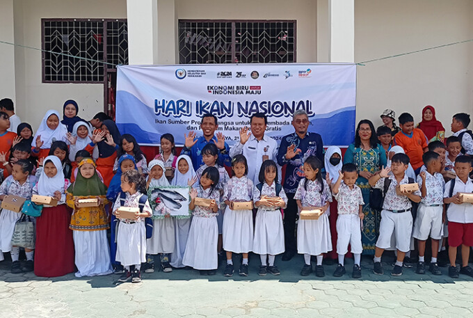 Kepala BPPMHKP Palangka Raya, Miharjo, dan Kadisdik Palangka Raya, Jayani melihat langsung makan siang bergizi gratis di SDN 5 Bukit Tunggal, Kamis (21/11/2024). AGUS PRAMONO/KALTENG POS
