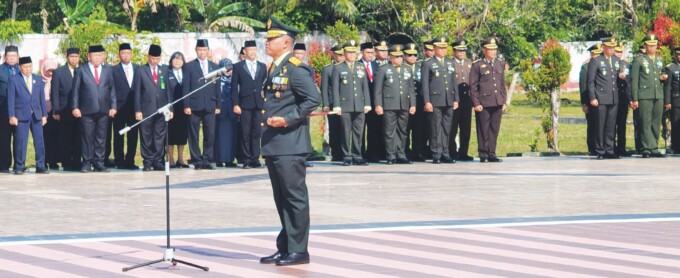 PERINGATI HARI PAHLAWAN : Danrem 102/ Panju Panjung Brigjen TNI Iwan Rosandriyanto SIP M Han saat menjadi Inspektur Upacara Hari Pahlawan, meletakan karangan bunga dan menabur bunga di Taman Makam Pahlawan Sanaman Lampang, Minggu (10/11).