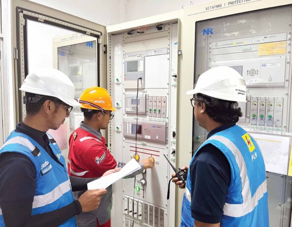 MENJALANKAN TUGAS : Petugas PLN saat pengujian peralatan melalui Human Machine Interface (HMI) sebagai rangkaian komisioning pada Gardu Induk 150 kV Kendawangan.