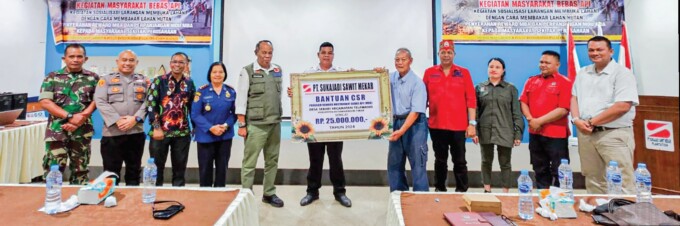 BANTUAN : General Manager Musim Mas Group Regional Kalteng Rusli Salim didampingi Act Senior Maneger Humas PT SSM Susanto Fitriadi saat menyerahkan CSR kepada Kepala Desa, Kamis (14/11).