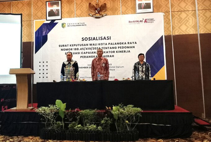 SOSIALISASI: Pj Wali Kota Palangka Raya, Hera Nugrahayu yang diwakilkan Pj Sekda Kota Palangka Raya, Arbert Tombak menghadiri Sosialisasi Pedoman Evaluasi Capaian Indikator Kinerja Perangkat Daerah Lingkup Pemerintah Kota Palangka Raya, di Swiss-Belhotel