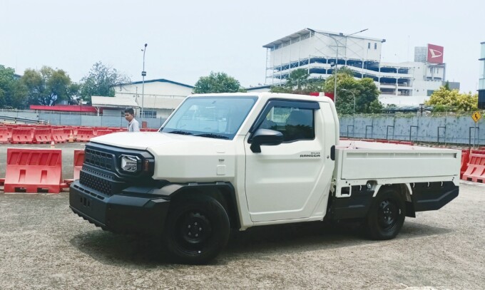 KENDARAAN NIAGA : Wartawan saat test drive Hilux Rangga di Toyota Driving Experience TAM, Jakarta, Oktober lalu.