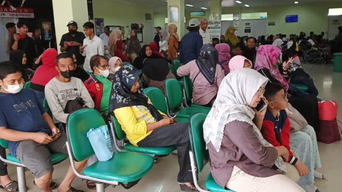 PASIEN MENUNGGU : Pasien di RSUD dr Murjani Sampit tengah menunggu untuk mendapatkan pelayanan medis, Rabu (6/11/24).