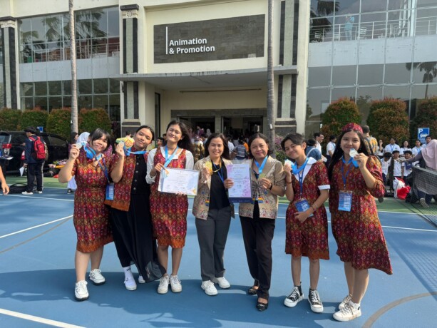 Tim Guru dan SIswa SMAN 2 Palangka Raya memperlihatkan medali Emas dan Perak yang diraih pada event nasional dan internasional NRTC dan ISIF