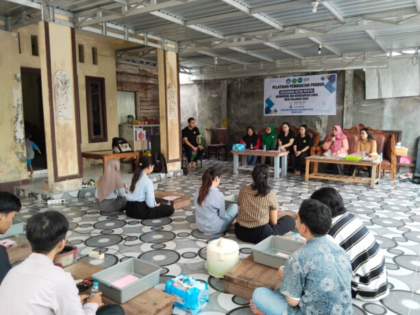 Tim Dosen Pendidikan Ekonomi FKIP UPR saat memeberikan pelatihan kepada mahasiswa dan masyarakat ssekitar.