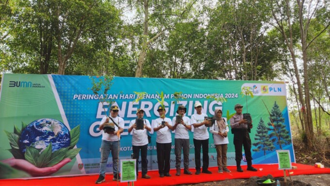 PENANAMAN: PT PLN melaksanakan Program