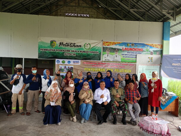 FOTO BERSAMA : Ketua Tim PKM Dr. Ir. Asri Pudjirahaju bersama anggota tim dan para petani berfoto bersama usai melakukan pelatihan pembuatan elisitor Biosaka di ruang pertemuan TPS 3R Kelurahan Kalampangan, pada Sabtu (14/10/2023) lalu.