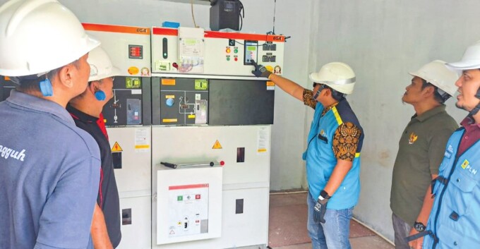MENJALANKAN TUGAS : Petugas PLN menjelaskan fungsi dari kubikel di Gardu PT PT Swadaya Sapta Putra (SSP) di Parenggean, Sampit, Kalimantan Tengah setelah dilakukan energize dengan daya 555.000 Volt Ampere (VA).