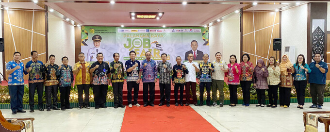 FOTO BERSAMA : Pj Wali Kota Palangka Raya, Dr. Hera Nugrahayu, yang diwakili oleh Plt Asisten Perekonomian dan Pembangunan Sekda Kota Palangka Raya, Luis Eveli dengan Kepala Dinas Tenaga Kerja Palangka Raya, Amandus Frenaldy, berfoto bersama usai membuka