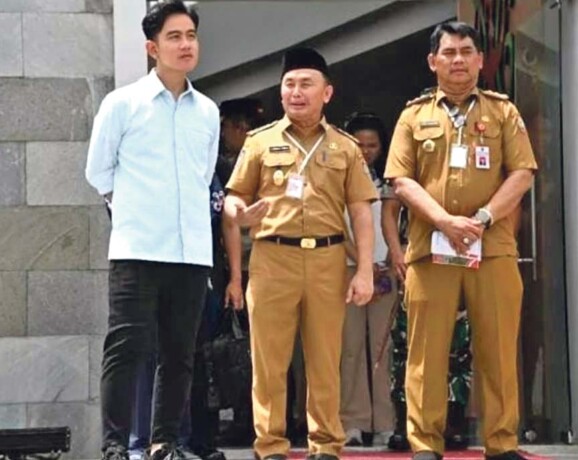 KUNKER : Wakil Pre­siden RI Gibran Rakabuming Raka ketika melakukan kunjungan kerja ke Kalteng belum lama ini dan didampingi Gubernur H Sugianto Sabran Gubernur Kalteng H Sugianto SIP serta Kadis PUPR h Shalahuddin ST MT.