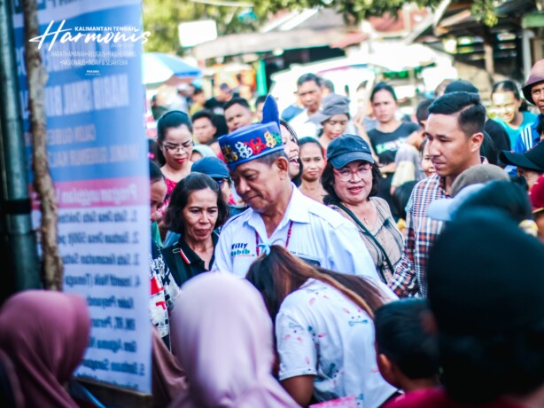 Willy saat didatangi masyarakat.