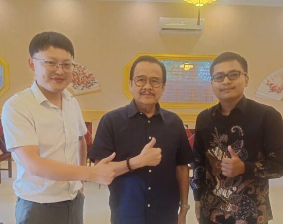 Dr. (H.C) Agustin Teras Narang, S.H., M.H. (tengah), Gubernur Kalimantan Tengah Tahun 2005-2015, yang saat ini juga menjabat sebagai Anggota DPD RI dari Kalteng Tahun 2019-sekarang, bersama Mr. Zhong Zaiyu (kiri), Sales Manager PT Lesso Technology Indones