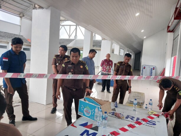 DISITA: Jajaran Kejaksaan Negeri Katingan dipimpin oleh Kepala Kejaksaan Negeri Katingan Subari Kurniawan SH MH, ketika menyampaikan penetapan tersangka baru dan penyitaan bangunan GOR di Sport Center Kasongan, Jumat (29/11).
