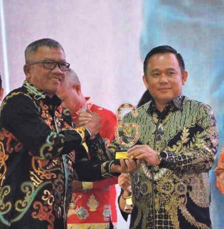Humas Untuk Kalteng Pos PIAGAM : Plt Sekda M Katma F Dirun menyerahkan Piagam Penghargaan kepada Kepala Dinas ESDM Provisi Kalteng Vent Christway di Aula Jayang Tingang, Rabu (4/12).