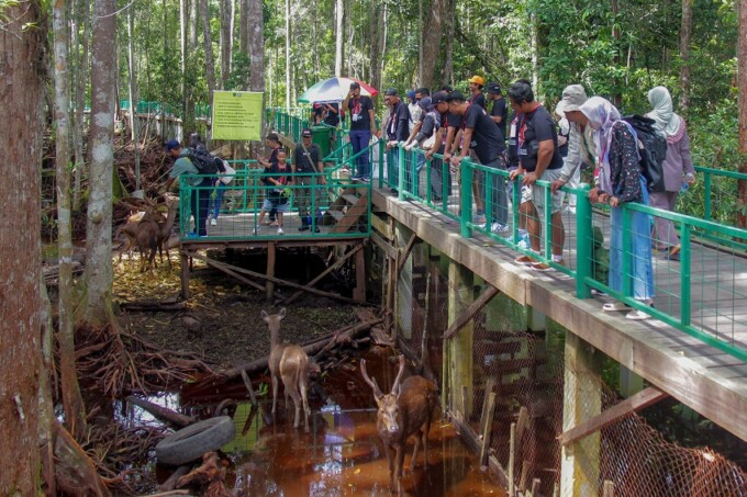 Pengunjung memadati destinasi wisata alam Arboretum Nyaru Menteng Palangka Raya, Kamis (26/12).