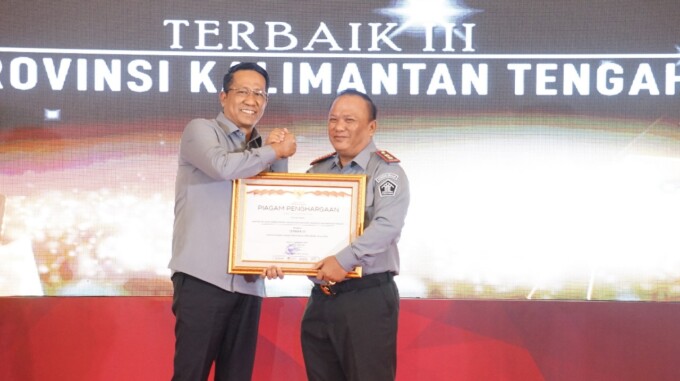 Kanwil Kemenkumham Kalteng saat meraih penghargaan sebagai Terbaik III dalam kategori Analisis Kebijakan dengan Pemanfaatan SIPKUMHAM Tahun 2024 pada kegiatan Refleksi Akhir Tahun Badan Strategi Kebijakan Hukum 2024.