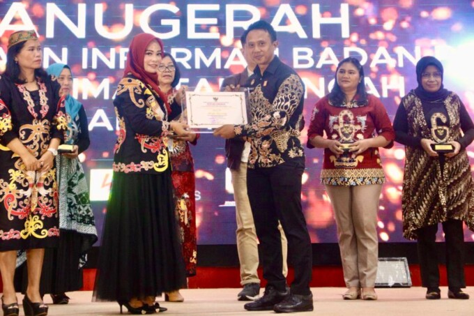 Jajaran Kemenkumham Kalteng saat menerima penghargaan dalam ajang Penganugerahan Keterbukaan Informasi Publik Provinsi Kalimantan Tengah Tahun 2024.