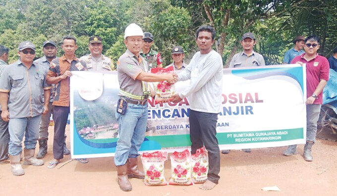 SALURKAN BANTUAN: Jajaran pimpinan dan karyawan PT BGA ketika menyalurkan bantuan paket sembako bagi warga Desa Kondang dan Desa Rungun yang terkena musibah banjir, Kamis (5/11).