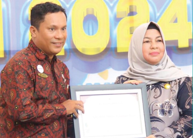 PENGHARGAAN : Kepala BPPRD Palangka Raya Emi Abriyani saat menyerahkan piagam penghargaan kepada pelaku usaha yang taat dan tepat waktu membayar pajak, beberapa waktu lalu.