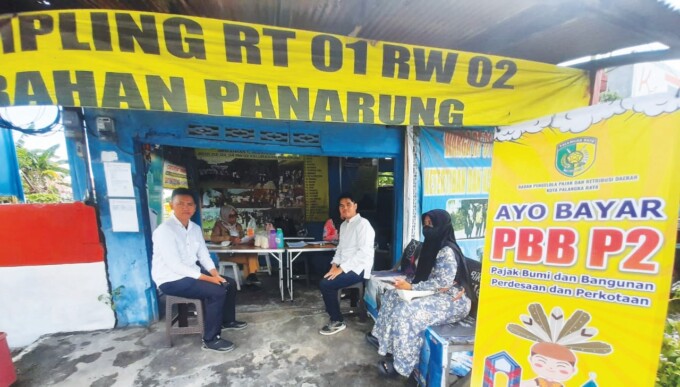 JEMPUT BOLA : Pihak BPPRD Palangka Raya saat membuka layanan ngaliling lewu di sekitar Pilau, Kelurahan Panarung, baru-baru ini.