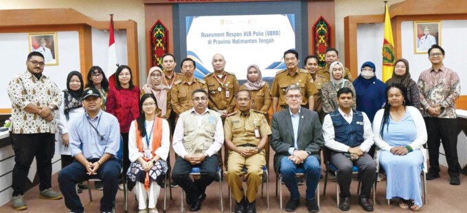 KEBERSAMAAN : Kepala Dinkes Kalteng Suyuti Syamsul bersama jajaran foto bersama Tim Assessor Global dari WHO, UNICEF dan Kemenkes RI di Aula Bakti Husada Dinkes Kalteng, Senin (2/12).