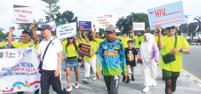 PERINGATAN : Kepala Dinkes Kalteng Suyuti Syamsul bersama peserta aksi saat mengkampanyekan Hari AIDS Sedunia dengan berjalan kaki di Bundaran Besar Palangka Raya, baru-baru ini.