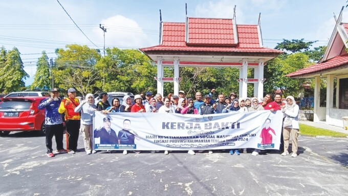RANGKAIAN HKSN: Memperingati HKSN, ASN Dinsos Kalteng bersama stakeholder menggelar kerja bakti di PSBR Majar Tabela, di Jalan Rajawali Kota Palangka Raya, Jumat (20/12).