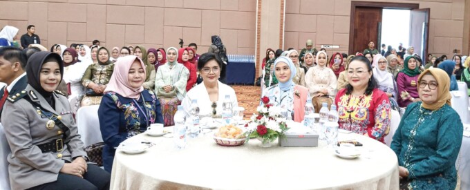 KEBERSAMAAN : Kepala DP3APPKB Kalteng dr Linae Victoria Aden bersama Ketua TP PKK Provinsi Kalteng Ivo Sugianto Sabran saat mengikuti peringatan Hari Ibu ke 96 tingkat Provinsi Kalteng di Palangka Raya, Selasa (10/12).