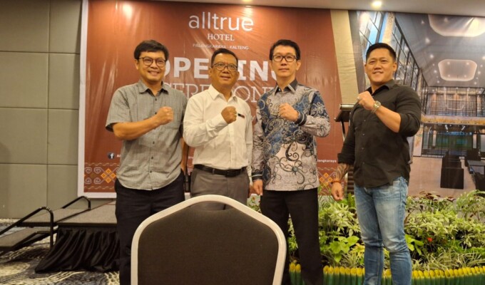 Semangat Altrue, Utut Adianto, Corporate MarComm RHG, Antonius Reki Judianto,Hendra Candiki dan Suriansyah Halim photo bersama ditengah-tengah acara peresmian Altrue Hotel,Minggu (8/12/2024)