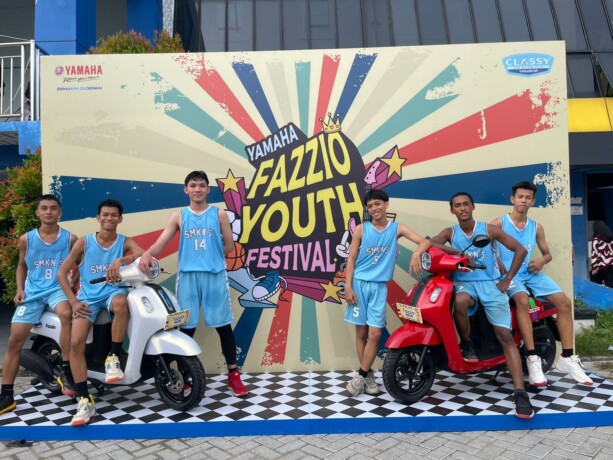 KOMPETISI: Tim basket SMKN 5 Banjarmasin menunjukkan rasa percaya diri yang tinggi dalam mengikuti ajang Big Bang Yamaha Fazzio Youth Festival 2024, di GOR Hasanudin, Banjarmasin, Kamis (19/12/2024).